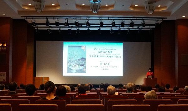 【スライドトーク】浮世絵ガイドの様子の写真