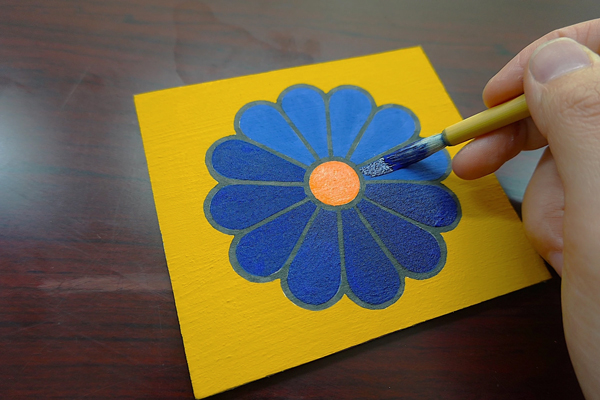 花文様を描く様子