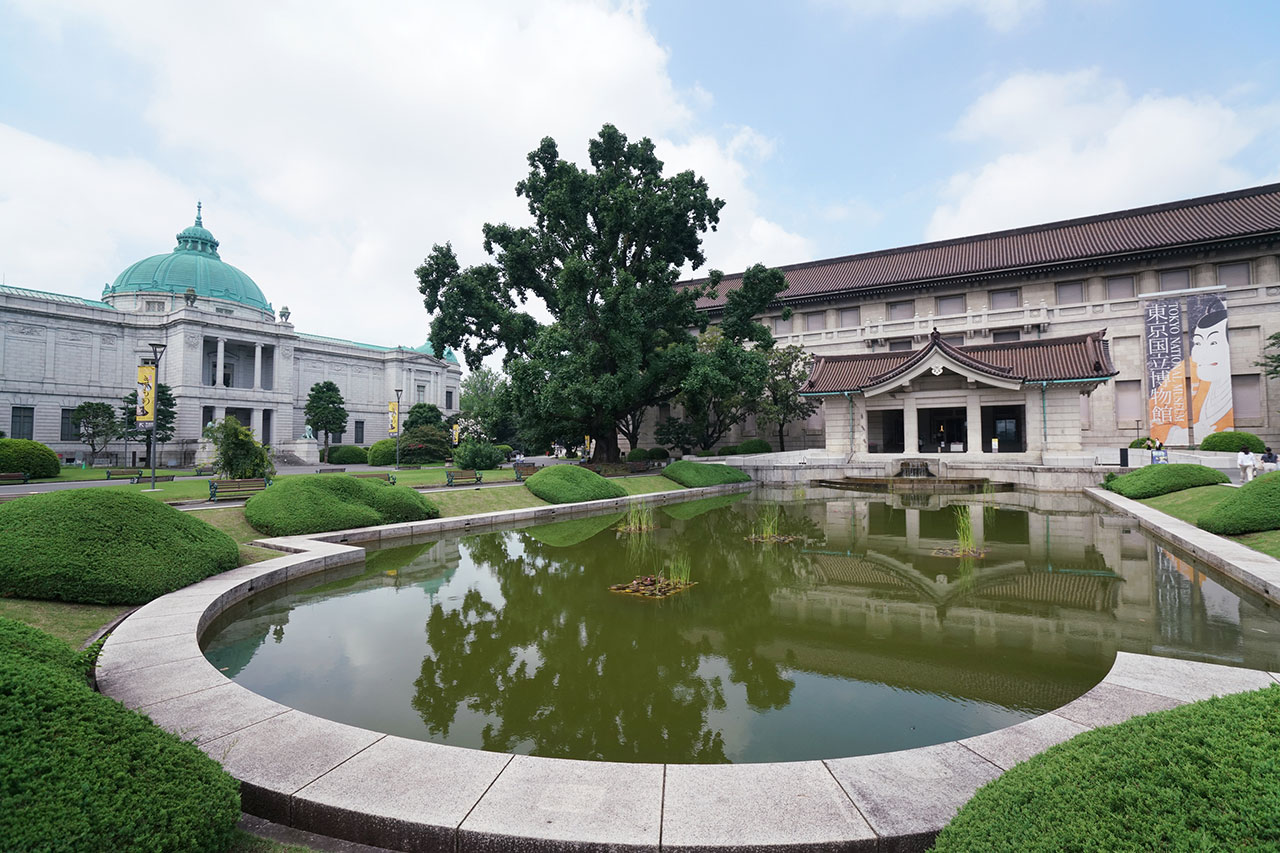 前庭からのぞむ表慶館と本館