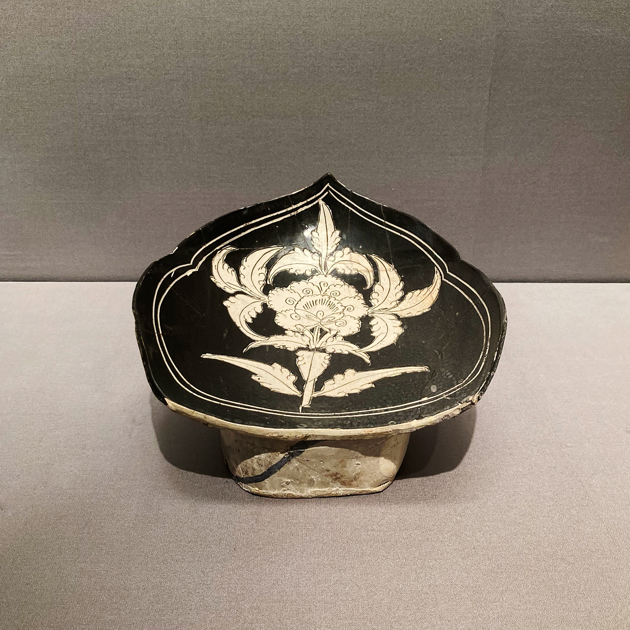 白釉黒地白花牡丹文枕