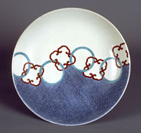 Large Dish with Three Legs, Chain pattern in overglaze enamels