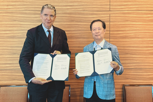 (左)ドイツ・プロイセン文化財団(国立アジア美術館館長)Prof. Dr. Lars-Christian Koch、(右)東京国立博物館長 藤原誠