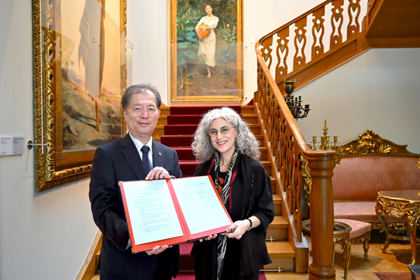 （左）東京国立博物館長 藤原誠、（右）サキプ・サバンジュ Ahu Antmen館長