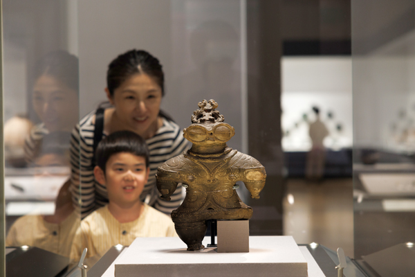 平成館で展示を鑑賞する親子の様子