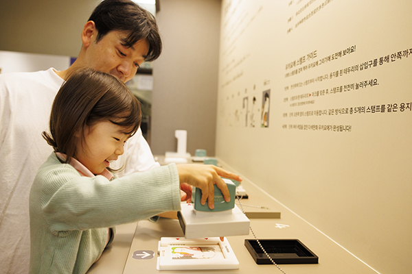 体験展示を楽しむ親子の様子