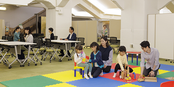 キッズスペースで遊ぶ親子と休憩所の様子