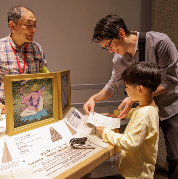 アジアの占い体験を楽しむ親子の様子