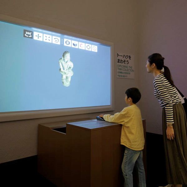 「トーハクをまわそう」を体験する親子の様子