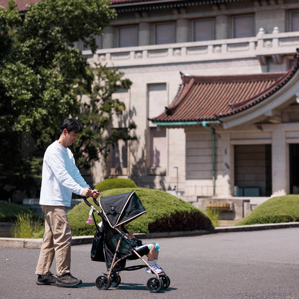持ち込みのベビーカーで東博の構内を歩く親子