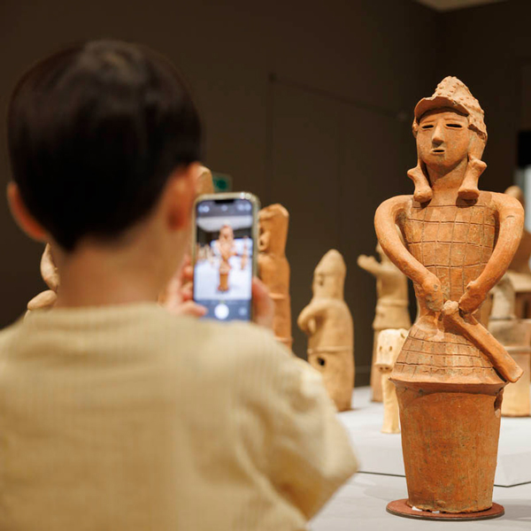 平成館考古展示室で作品を撮影する子どもの様子