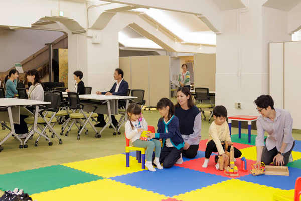 キッズスペースで遊ぶ親子と休憩所の様子