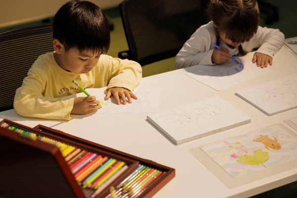 ぬり絵を楽しむお子様の様子