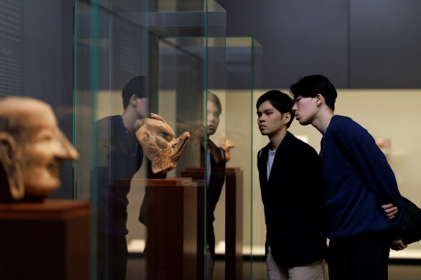 法隆寺宝物館第3室を観覧する学生の様子