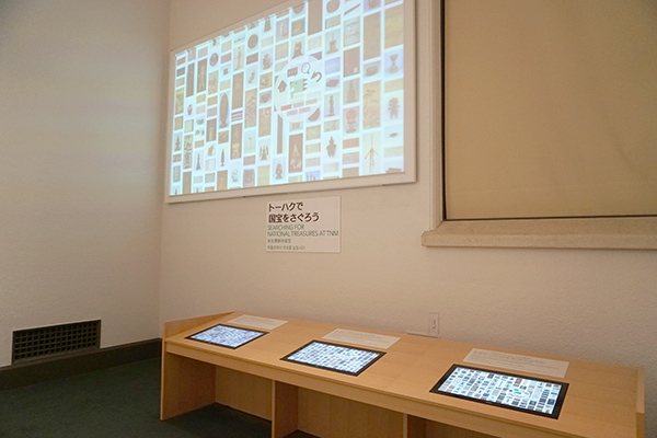 各国立博物館の国宝、重要文化財の紹介を閲覧できるタッチ式のモニター