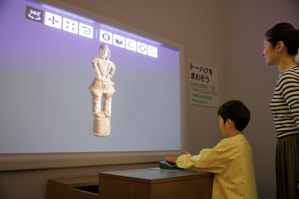 トラックボールを回して作品の３次元データの映像を楽しむ親子