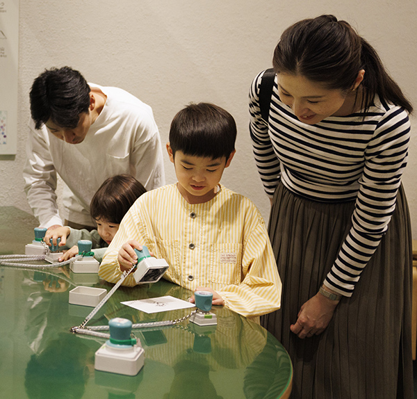 伝統模様のスタンプで模様をデザインしている親子