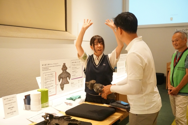 本館で展示を案内する職場体験中の学生
