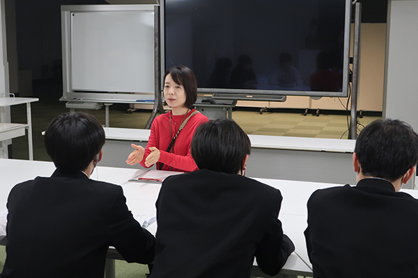 スクールプログラム 職員インタビュー風景