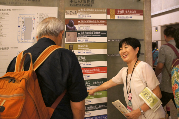 ボランティア活動。本館エントランスで開催中の特殊展示を案内している。