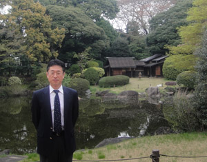 東京国立博物館の庭園・茶室を背景にして。