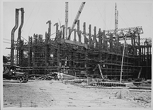 西側鉄骨建方、鉄骨組立完了昭和九年十二月十六日