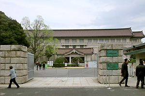 秘密組織＝園咲家の豪邸が本館でした。