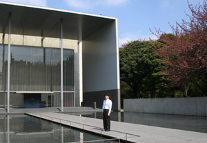 法隆寺宝物館の前で。