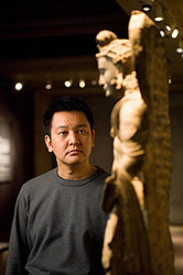 画像の《菩薩立像》は、2013年1月2日リニューアルオープン予定の東洋館に展示予定。　現在、展示・照明デザイン検討中です。　撮影：今井隼人