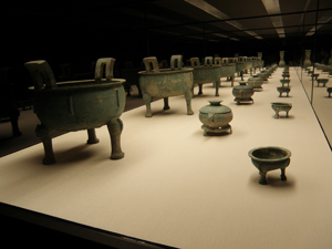 【図7】　特別展「誕生！中国文明」大型ケース内での青銅器の一括展示