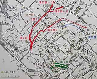 左）綾羅木郷遺跡　遺構分布図（西部：石仏･岡地区）、右）下関市立考古博物館 入口外観