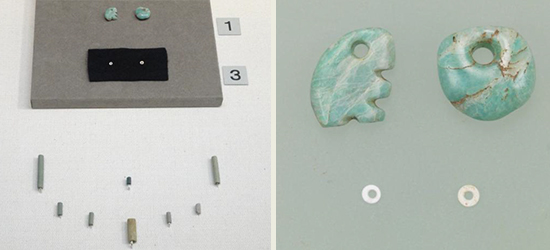 左)装身具展示状況、右)勾玉･丸玉･小玉［上：アマゾナイト製、下：貝製］