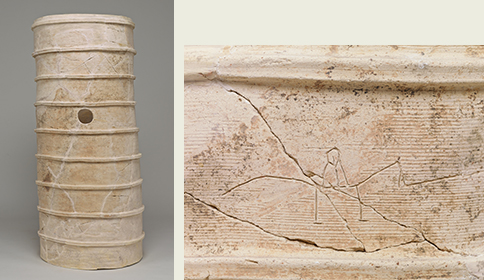 左）円筒埴輪(大阪府土師の里遺跡出土)、右）線刻文様(騎馬人物像：同左 部分)：以上、大阪府近つ飛鳥博物館蔵