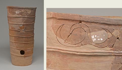 左）円筒埴輪(大阪府土師の里遺跡出土)、右）線刻文様(同左 部分)：以上、大阪府近つ飛鳥博物館蔵