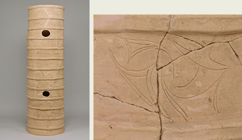 左）円筒埴輪(大阪府土師の里遺跡出土)、右）線刻文様(直弧文：同左 部分)以上、大阪府近つ飛鳥博物館蔵