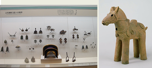  左）馬具展示コーナー(中央・模造 金銅装鞍：J-21471)、右）馬形埴輪