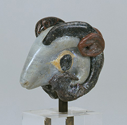 「羊頭部形垂飾」地中海東岸又はカルタゴ出土、紀元前7～ 6世紀、個人蔵