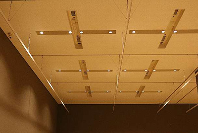 天井に設置されたライティングダクト