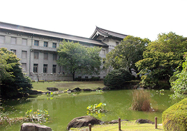 池の対岸からみる本館