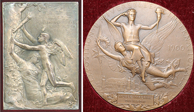  博物館に贈られた古美術品出品に対する記念牌（左）と銀賞牌（右）