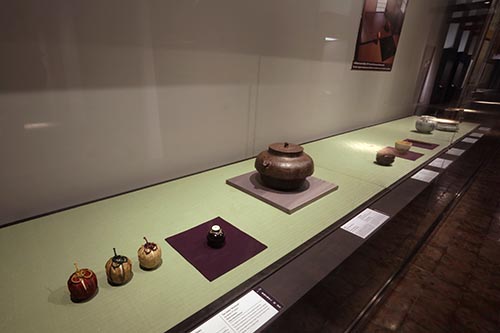 「第4章　禅と茶の湯」の展示の様子