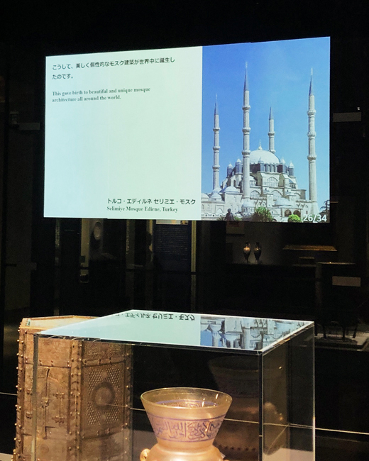 写真：展示室では、モスクと礼拝についてもスライドで紹介しています。