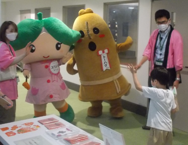 子どもと遊ぶトーハクくん＆ユリノキちゃんの着ぐるみ