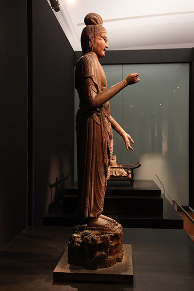重要文化財　楊柳観音菩薩立像の全体の姿