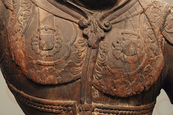 重要文化財　多聞天立像（四天王立像のうち）の胸の拡大写真