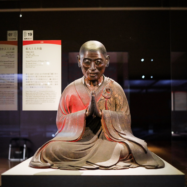 祐天上人坐像の展示風景