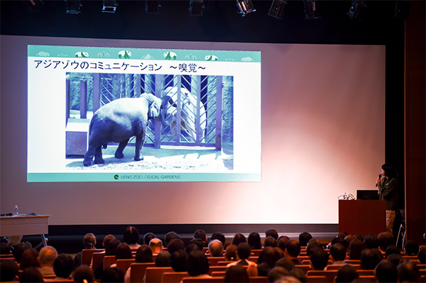 恩賜上野動物園 小泉祐里さん（動物解説員）の発表の様子