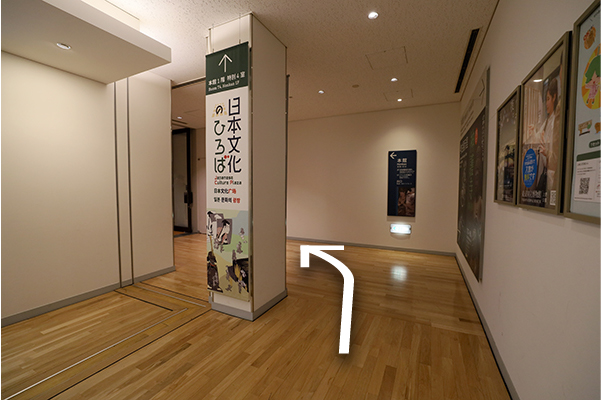 連絡通路の左に曲がる箇所を示した画像