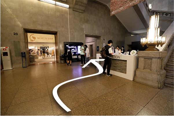 大階段を横切って、順路を戻り特別3室に向かう画像