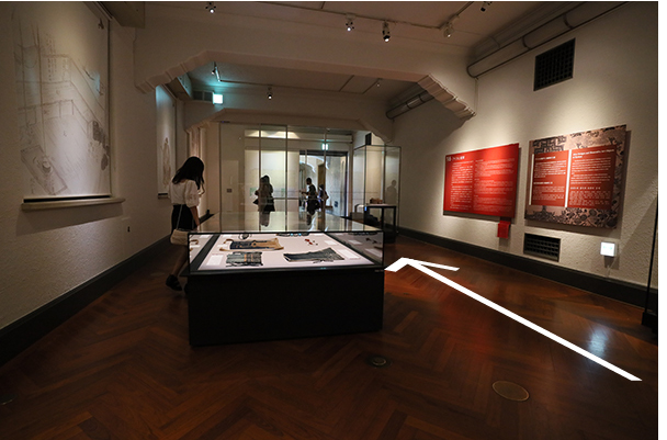 本館16室の展示室内をまっすぐ進むことを示す画像