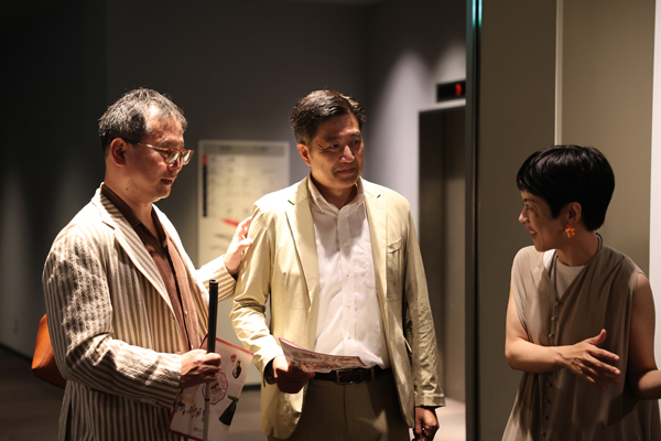 東洋館5階に到着。 河合さんをアテンドしていただくのは、早稲田大学 理工センター技術部 教育研究支援課長の地神貴史さん（中央）。